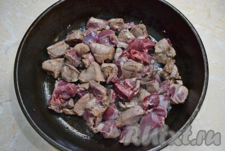 Нарежьте мясо косули на небольшие кусочки. Сковороду разогрейте до горячего состояния, налейте немного растительного масла и обжарьте мясо в течение 3-5 минут на сильном огне, периодически перемешивая (до изменения цвета кусочков мяса), немного посолите и посыпьте специями.