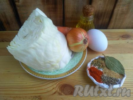 Подготовить продукты для приготовления капусты, тушёной с яйцом на сковороде.