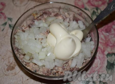 Лук очищаем и нарезаем на маленькие кубики, выкладываем к размятым консервам, добавляем 2 столовые ложки майонеза, перемешиваем и рыбная начинка для бутербродов готова.