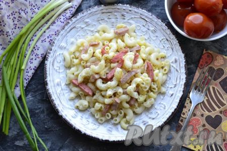 Макароны с жареной колбасой и луком