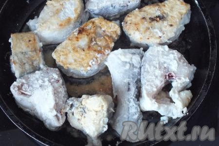 В другой сковороде, в которой в дальнейшем будете готовить блюдо, разогрейте 60 мл растительного масла, выложите кусочки пикши, обваленные в муке. Обжаривайте кусочки рыбы на умеренном огне с двух сторон до румяной корочки (примерно, по 3-4 минуты с каждой стороны).