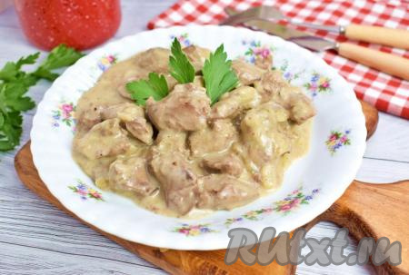 Вкусная, полезная и очень ароматная куриная печень с луком, тушёная в сметане, готова! Её можно подать в качестве самостоятельного блюда, но можно и дополнить гарниром из картофельного пюре или гарниром из круп (рисом, гречкой, перловкой и т.д.).