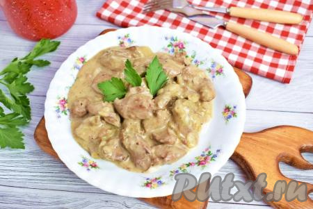 Куриная печень, тушёная в сметане с луком