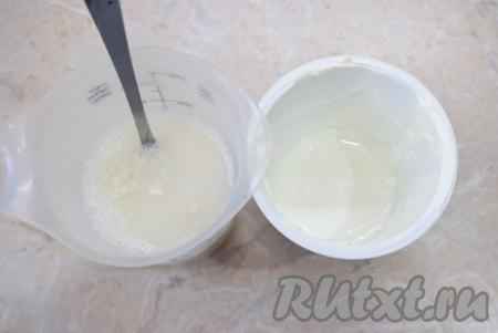 В отдельной посуде размешайте муку в холодной воде и добавьте сметану, перемешайте сметанный соус.