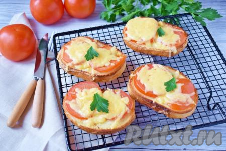 Гренки с помидорами и сыром