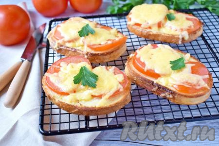 Вкусные, сытные гренки с помидорами и сыром готовы! Подавайте их к столу в горячем виде.