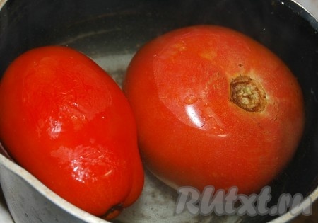 Взять помидоры. У нескольких помидор снять шкурку. Для этого надо залить помидоры кипятком на 2 минуты, затем сразу же залить холодной водой, и шкурка легко снимется. 