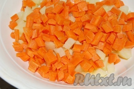 Нарезать морковь мелкими кубиками.