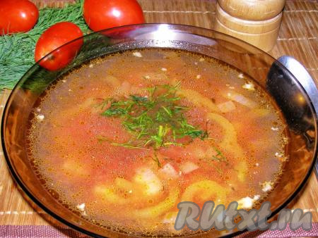 Суп с курицей и консервированной фасолью в томатном соусе