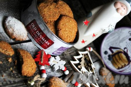 Выпечку достать из духовки, слегка остудить и переложить на тарелку. Вкусное, приятно похрустывающее овсяное печенье, приготовленное с добавлением кокосовой стружки, подать к столу с молоком или чаем.
