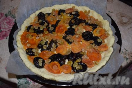 Выкладываем на корж подготовленные сухофрукты. Сухофрукты можно измельчить, нарезав на кусочки, а  можно выложить целыми, как это сделала я.