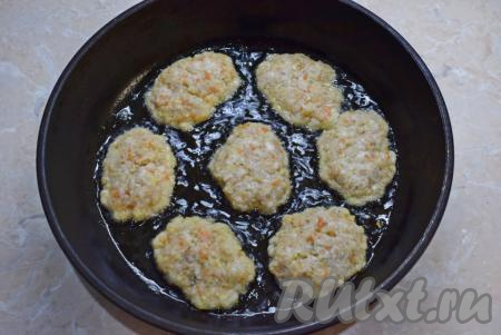 Сковороду для жарки разогрейте до горячего состояния и налейте немного растительного масла. Выкладывайте столовой ложкой (или руками) понемногу картофельной массы и обжаривайте по 2-3 минуты (до румяности) с каждой стороны на небольшом огне. Затем перекладывайте картофельные драники с салом со сковороды на тарелку. А из оставшейся картофельной массы аналогично пожарьте постепенно все драники.