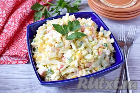 Салат из пекинской капусты с крабовыми палочками, кукурузой и огурцом