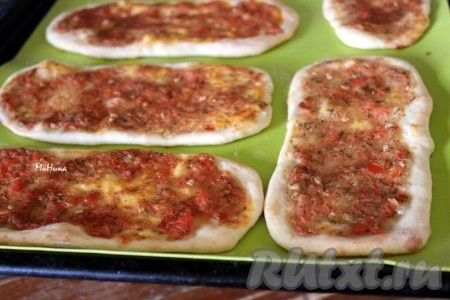 Аппетитные и вкусные сырные лепешки с  помидорами и зеленью готовы.