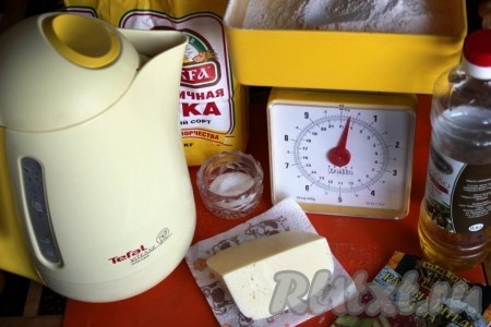Вскипятите чайник и подготовьте стакан кипятка, муку, разрыхлитель, оливковое масло и натрите сыр.