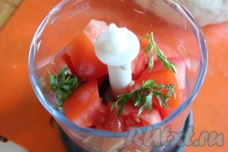 За это время приготовьте соус - поместите в стакан блендера кусочки помидоров и кинзу и пробейте циклично на средних оборотах.