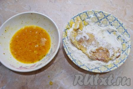 Каждый кусочек отбитого мяса обваляйте со всех сторон в муке, затем полностью окуните в яичную смесь, а затем ещё раз обваляйте в муке. При такой панировке мясо плотно запечатается со всех сторон и во время жарки не будет терять мясной сок, а готовые свиные отбивные получатся сочными.