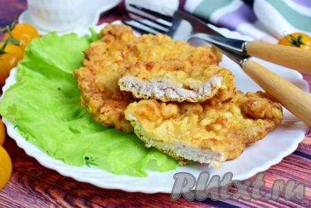 Вкусные, сочные свиные отбивные подавайте в горячем виде, дополнив зеленью, свежими овощами или гарниром (например, рисом и отварным картофелем).