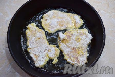 Сковороду для жарки разогрейте до горячего состояния и налейте на неё немного растительного масла. Выложите отбивные в панировке и обжаривайте на среднем огне с двух сторон, примерно, по 3-4 минуты с каждой стороны. Так как мясо мы отбили достаточно тонко, не следует жарить отбивные больше указанного времени, иначе вы можете его пережарить, что негативно скажется на вкусе (мясо будет суховато).