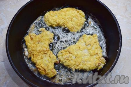 Готовое мясо станет аппетитного золотистого цвета. Если сомневаетесь в готовности, то выньте одну отбивную и разрежьте её пополам, мясо на срезе должно быть без красных вкраплений.