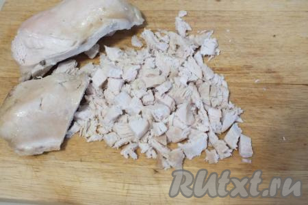 Остывшее куриное мясо нарежьте на небольшие кубики размером, примерно, 0,5 см на 0,5 см.