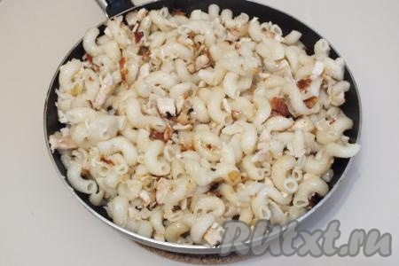 Снимите с огня. На этом этапе макароны с курицей и луком можно остудить и заморозить, а при случае немного разогреть в микроволновке, сделать заливку и поставить запекаться в духовку.