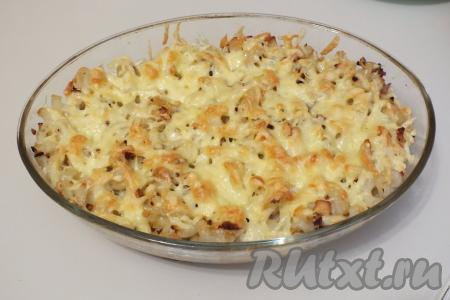 Готовую запеканку из макарон с курицей и сыром достаньте из духовки и сразу же подавайте на стол, разложив порционно.