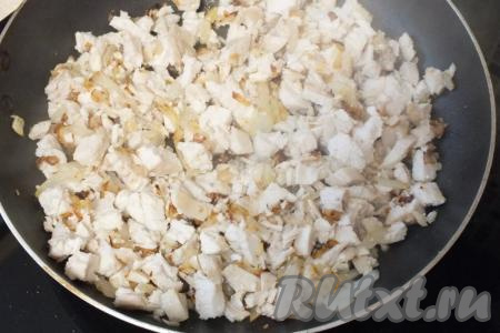 Выложите нарезанное мясо к обжаренному луку, перемешайте и обжаривайте вместе в течение 2 минут.