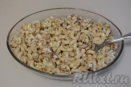 Переложите макароны с мясом и луком в жаропрочную форму, залейте заливкой, аккуратно перемешайте вилкой, чтобы заливка равномерно распределилась.