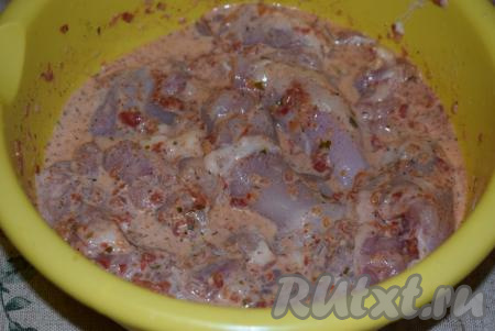 Оставляем бёдрышки на 1 час промариноваться.