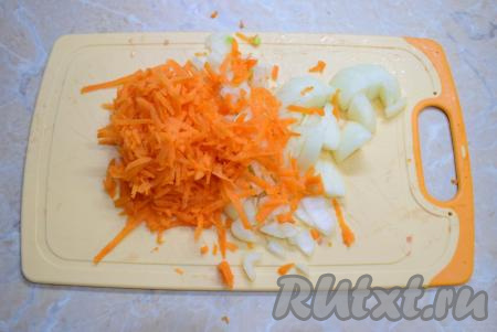Пока мясо обжаривается, очистите лук и морковь. Лук мелко нарежьте, а морковь натрите на крупной тёрке.