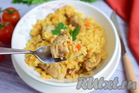 Это вкусное, сытное блюдо станет прекрасным обедом или ужином для всей семьи. Благодаря мультиварке, готовится оно достаточно просто, свинина получается очень мягкой, а рис рассыпчатым.