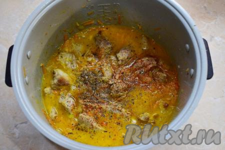 Промытый рис выложите к свинине с овощами в чашу мультиварки и залейте 800 мл горячей воды (вода должна быть на 1-1,5 см выше уровня риса), добавьте соль и специи. Включите мультиварку на режим "Запекание" (или "Выпечка") на 20 минут, крышку мультиварки закройте. Если вам покажется, что воды маловато, то можно будет добавить ещё немного в конце готовки.