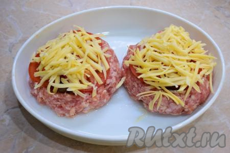 Сыр натрите на тёрке и посыпьте им мясные стожки. Поставьте форму в духовку, предварительно разогретую до 180 градусов, на 35-40 минут.