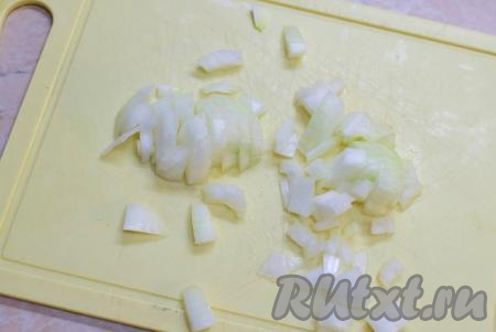 Если вы, как и я, готовите мясные стожки с лесными грибами, тогда перебранные грибочки нужно хорошо промыть (если грибы очень крупные, нарежьте их на средние кусочки), выложить в кастрюлю, залить полностью водой, а после этого отправить на огонь и варить после закипания воды на небольшом огне минут 20-30, затем переложить в дуршлаг, чтобы слилась лишняя жидкость. Если же готовите с шампиньонами, отваривать их не нужно, просто промойте, обсушите, а затем, если грибы крупные, нарежьте их на средние кусочки. Луковицу, очищенную от шелухи, мелко нарежьте.