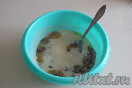 В мучную массу добавьте яично-масляную массу, перемешайте ложкой.