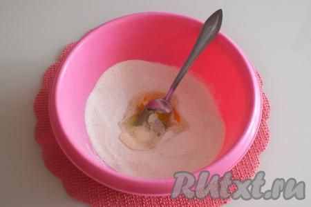 Добавьте яйцо, перемешайте. Масса получится с комочками.