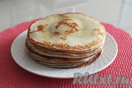 Готовые мордовские блины, замешанные с добавлением манки, складывайте на тарелку стопочкой и сразу каждый блинчик смазывайте сливочным маслом. Подавайте горячими.