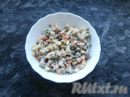 Салат посолить по вкусу и перемешать.