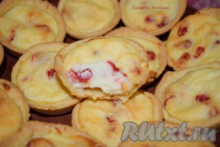 Корзиночки получаются очень вкусными, в них тонкое песочное тесто, много сочной, ароматной, творожной начинки с кусочками сушёной вишни, которые дают кислинку.