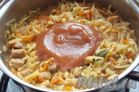 Через 25 минут попробуйте капусту на вкус. Если она всё ещё жестковата, то готовьте ещё 10 минут. Когда консистенция капусты вас будет полностью устраивать (капуста станет достаточно мягкой), добавьте томатный соус, перемешайте и тушите на медленном огне почти до выпаривания жидкости (минут 20-25).