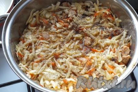 Когда свинина с морковкой и луком обжарятся в течение 15 минут, добавьте подготовленную капусту, посолите и поперчите по вкусу, влейте бульон (или воду), дайте закипеть, а затем тушите, накрыв крышкой, на умеренном огне 20-25 минут, периодически помешивая. Солянка не должна сильно кипеть.