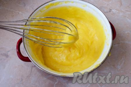 Готовый апельсиновый курд накройте пищевой плёнкой и полностью остудите. После остывания он станет ещё немного гуще.