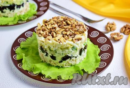 Салат с курицей, черносливом, свежим огурцом и грецкими орехами