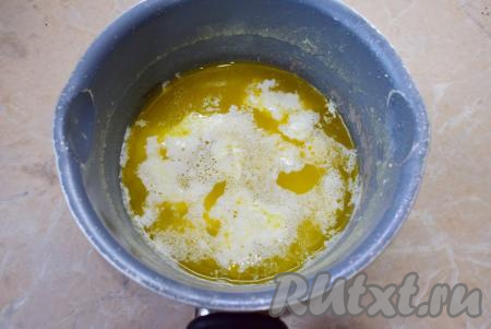 Отдельно соедините молоко и сливочное масло. Поставьте на огонь, доведите до кипения, проварите на небольшом огне пару минут, чтобы масло полностью растаяло.