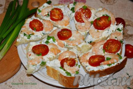 Бутерброды с творожным сыром и креветками