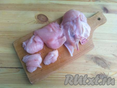 У куриной грудки удалить шкурку и кости. 220 грамм куриного филе нарезать небольшими кусочками и измельчить в блендере (или пропустить через мясорубку).