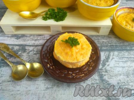Суфле из куриной грудки, запечённое в духовке, получается сочным, с насыщенным мясным вкусом и нежной текстурой.