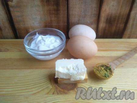 Подготовить продукты для приготовления омлета на сметане на сковороде.
