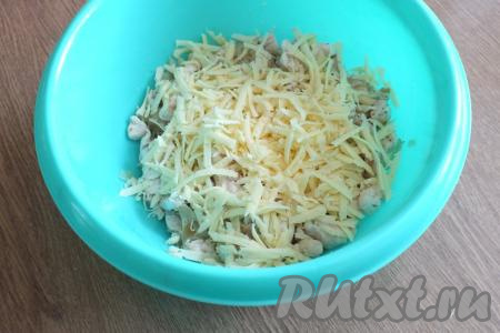 Когда мясо с луком остынет, добавьте сыр, натёртый на крупной тёрке, перемешайте и куриная начинка готова.